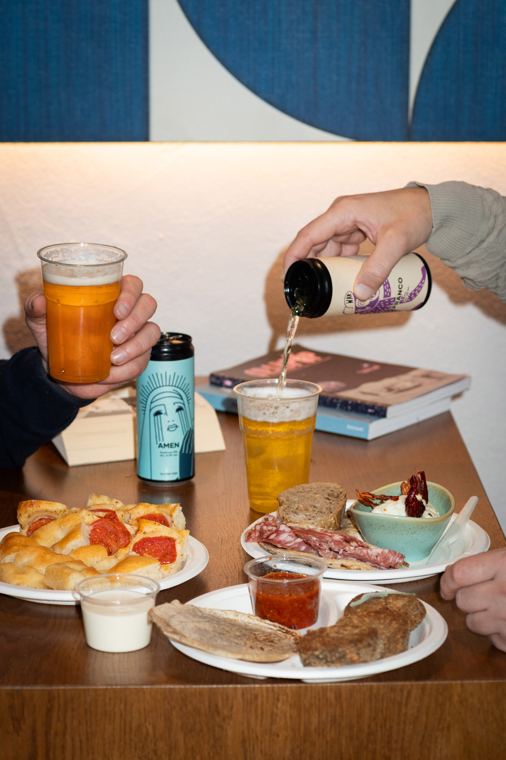 Un calice, una birra o una kombucha con specialità del banco
