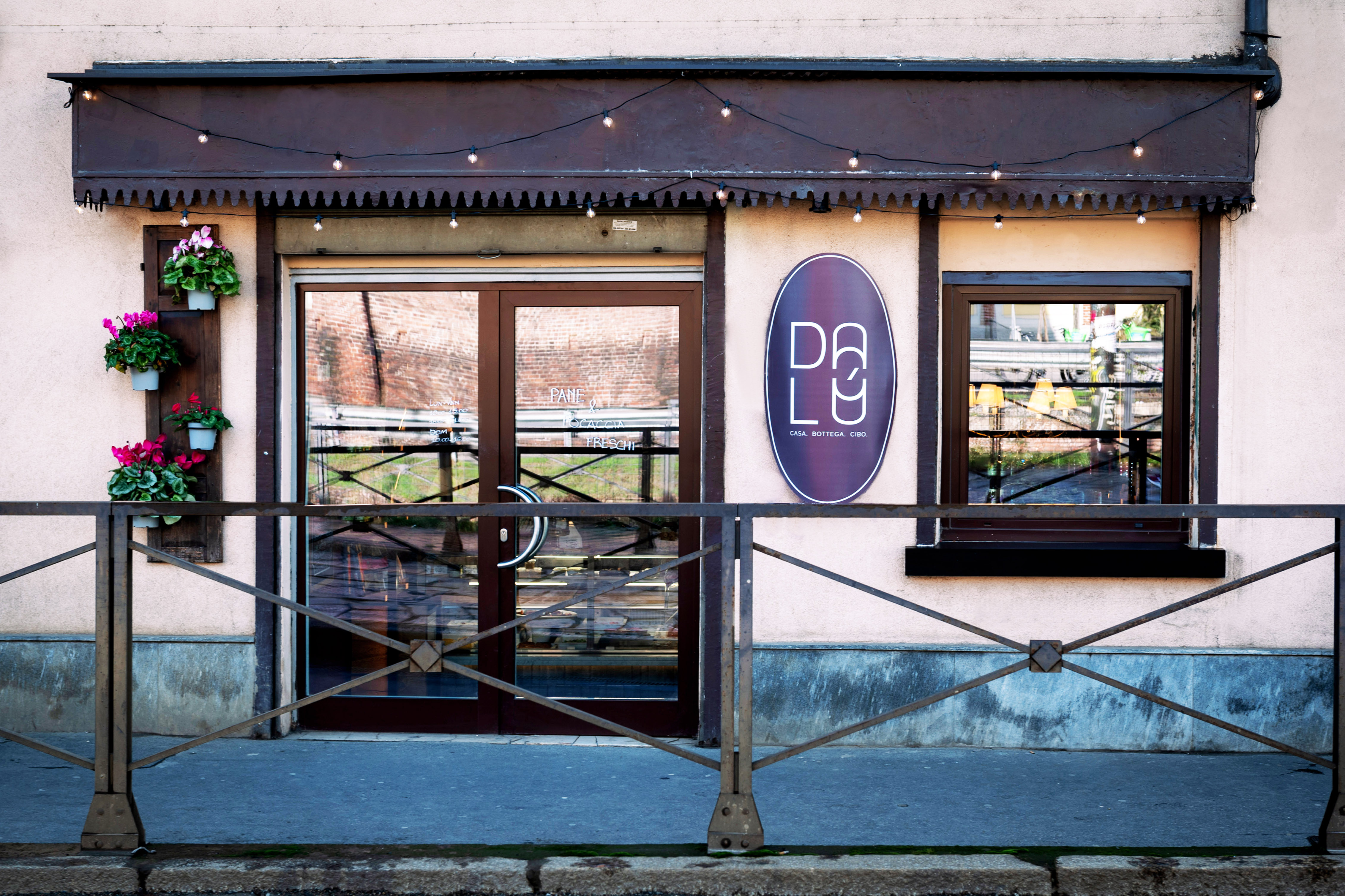 Ingresso esterno della gastronomia Dalù a Milano